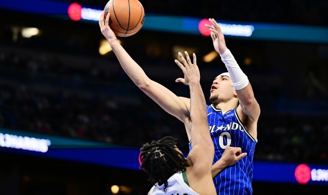 v站-布莱克26分贝恩25分 库兹马仅3分魔术战胜雄鹿