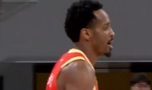 进攻我来扛！小巴里-布朗14中8得17分3板2助1断